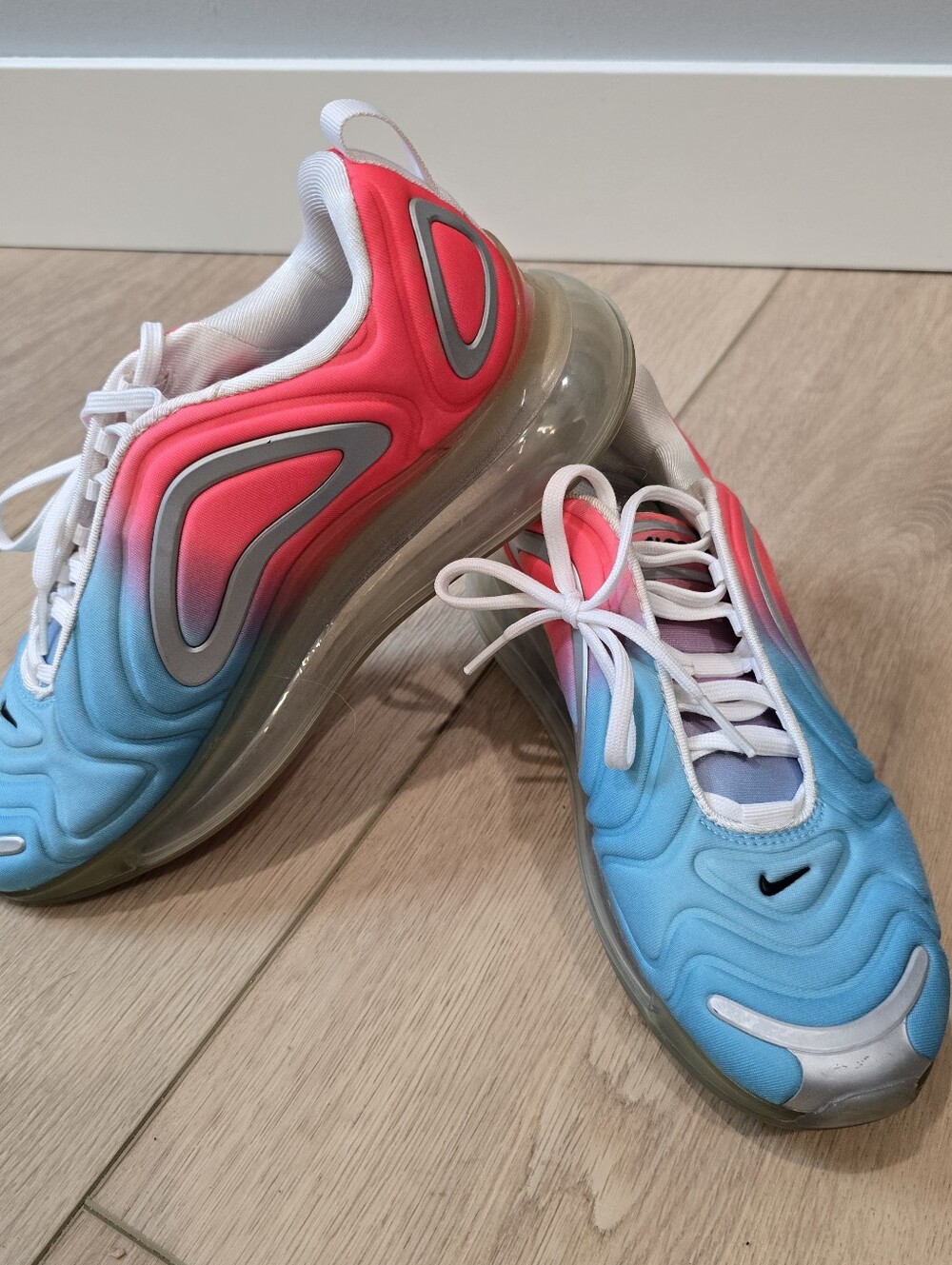 Nike Air Max 720 “Pink Sea Lava Glow Blue Fury” Womens Size 7.5 AR9293-600
